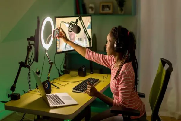 The Dark Psychology Behind Influencer Culture — And Why Audiences Love It